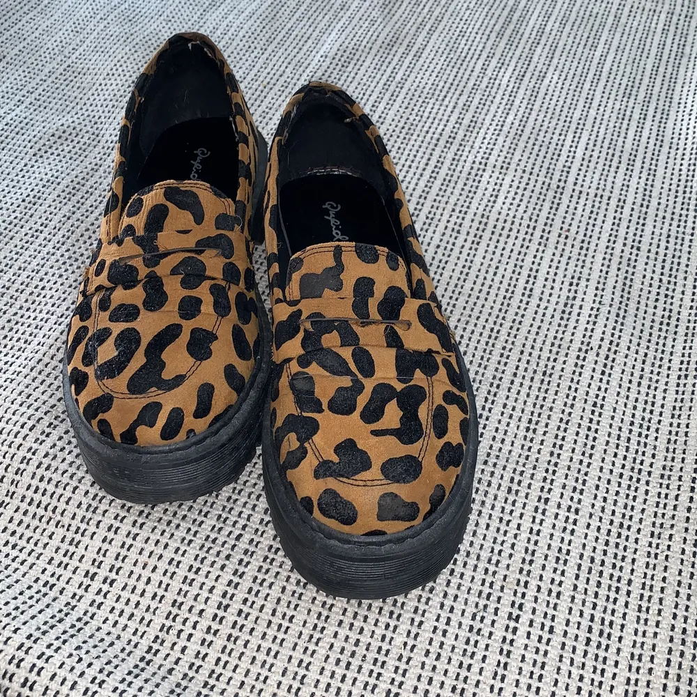 Jättefina leopardmönstrade chunky loafers i strlk 39. Använda endast ett fåtal gånger, i mycket bra skick. Möts helst upp i Göteborgsområdet, skickas annars med posten :) (köparen står för frakt och jag tar inte ansvar för postens slarv).. Skor.