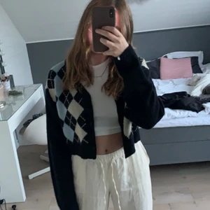 rutig shein kofta - Fin kofta som passar perfekt nu till sommaren att bara slänga på sig! Jätte skönt material och bra kvalitet. Har dock inte kommit till användning så mycket och är i bra skick!!