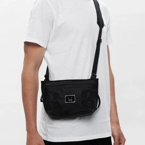 Acne studios axelväska - En acnestudios axelväska som inköptes för cirka 1år sedan. Har använts lite från och till så är i gott skick. Ny på internet kostar runt 2000kr