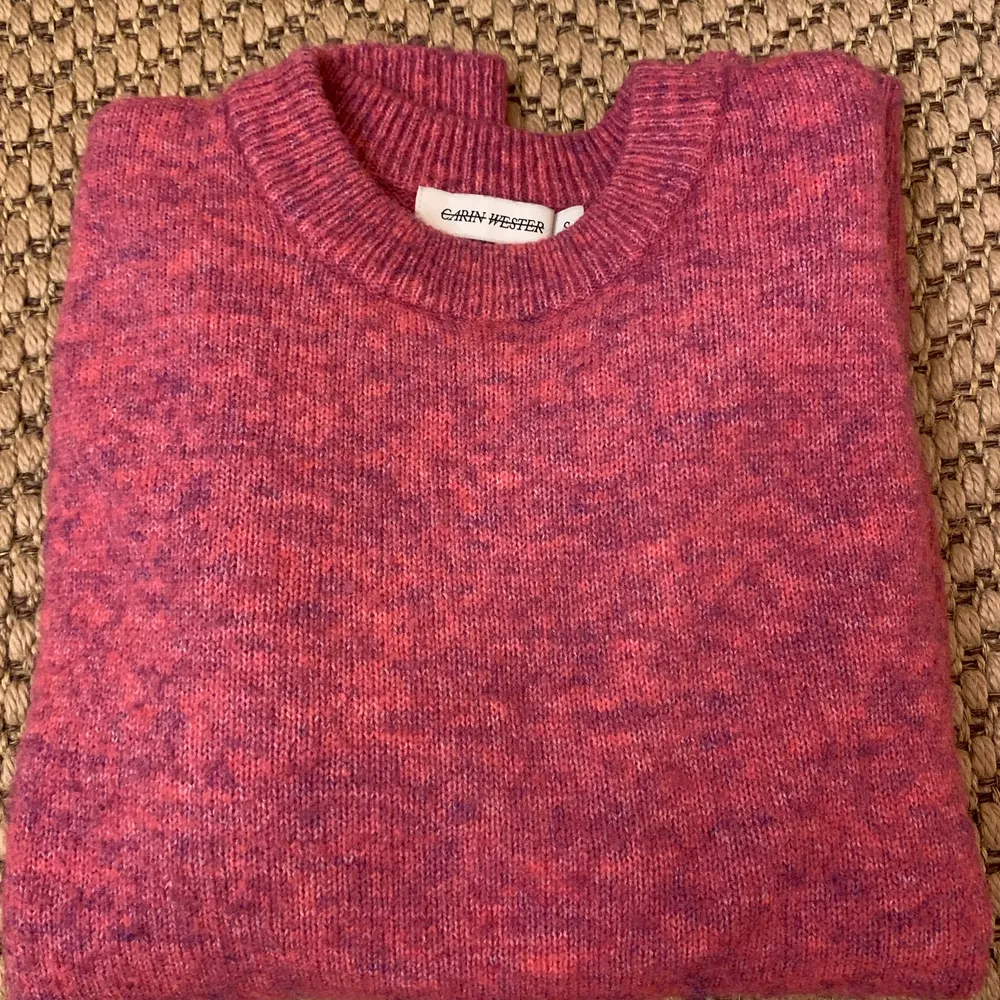 En fin rosa stickad tröja från Carin Wester i storlek S. Passar bra på mig som är 170 cm. Material: 43% polyester, 42% akryl, 7% mohair, 6% polyamid, 2% elastan. Väldigt lite nopprig som troligtvis går att ta bort 😊 . Stickat.
