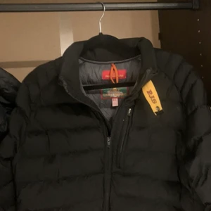 Parajumper jacka - Har haft jackan ungefär 8 månader den är i ganska bra tillstånd bara att skriva om fler bilder eller om mer information. Äkta! Skriv om du är intresserad😊