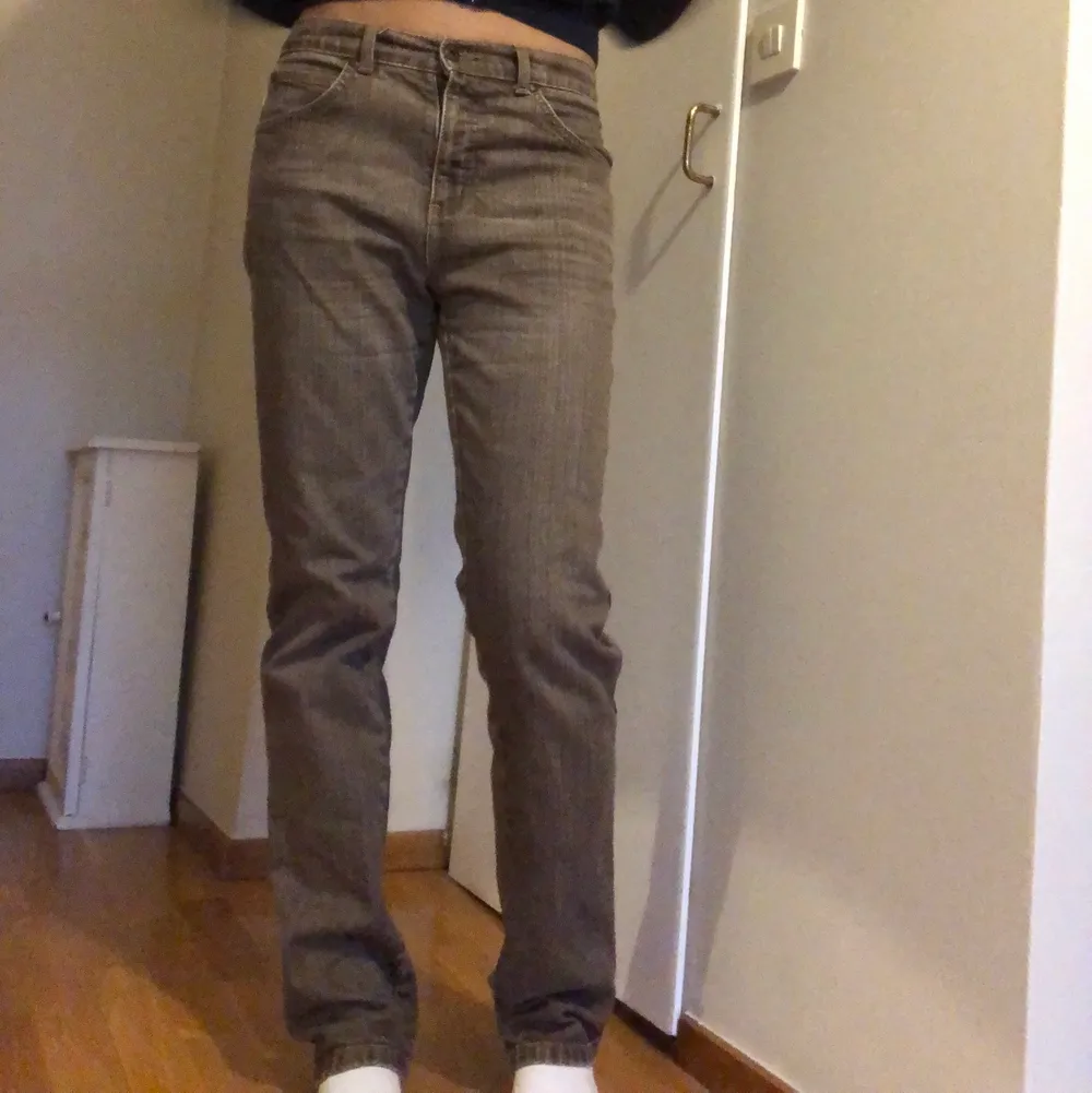 Säljer dessa skitsnygga jeans som är köpta secondhand, jag är 173 cm lång och dom passar mig bra i längden. Jag är vanligtvis en 34/36 och byxorna  dom passar mig bra. Jeans & Byxor.