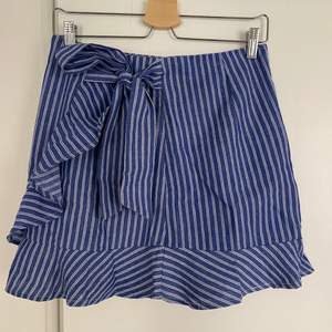 Randig kjol från shein strl medium. Använd fåtal gånger passar small/xs