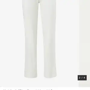 Säljer mina vita velour byxor ifrån Gina då jag sällan andvänder dom, de är bra skick och är i storlek s 