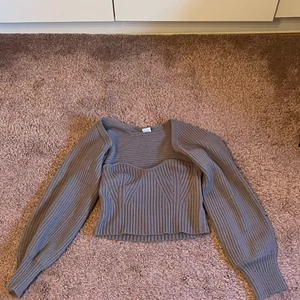 Grå Bandeau topp - En grå bandeau topp som endast är använd en gång då de inte riktigt var min stil, så den är i gott skick. Storlek L men töjbar så passar mindre o större. Köparen står för frakten💕