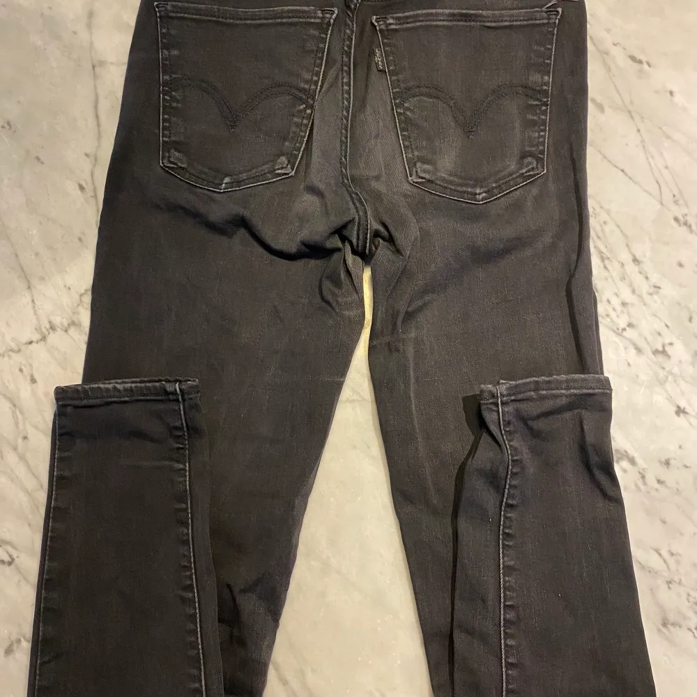 Svarta Levi’s premium jeans. Knappt använda i bra skick. Storlek 27, slim och Högmidjade.. Jeans & Byxor.