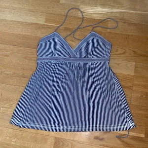 Randigt linne - Randigt linne i mörkblått och vitt med snörning. Aldrig använt. Fint skick. 