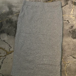 Grå kjol - Går va ner till knäna, väldigt basic kjol! Fåtal gånger använd för att jag har andra kjolar jag gillar mer. Strl S