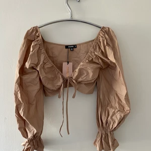 Topp, stl S - Beige topp från missguided. Storlek S, aldrig använd och lappen sitter kvar.  Köparen står för frakten. 