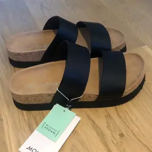 Sandaler från Monki. Aldrig använda, lapparna är kvar. Veganskt fejkläder. Säljer för att jag redan har liknande sandaler. Köpta för 250kr säljer för 200kr, men pris kan diskuteras. 