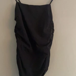 Linne med ribbade sidor. - Strl S, från NA-KD