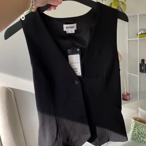 Kostymväst - En skitsnygg kostymväst jag köpte i höstas på weekday som tyvärr aldrig kommit till användning. Den formar kroppen superfint och går att bära på massor av olika sätt❤️ Den är storlek 34/XS