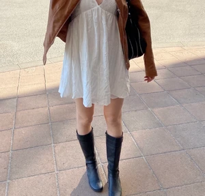 Svarta höga boots - Säljer dessa assnygga svarta boots eftersom jag har flera liknande, perfekta nu till sommaren!!❤️ De är i storlek 38 men  sitter perfekt på mig som brukar ha 39