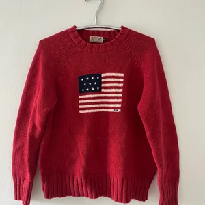 Stickad tröja - Röd stickad tröja från: River Woods. Passar storlek S.  Köparen står för frakten 