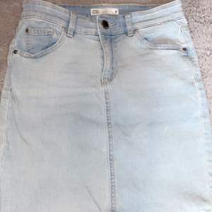 Blå jeans kjol från Gina tricot,storlek S, inte min stil därav säljs den. Säljer för 100kr, använd fåtal gånger men som ny. Finns i Borås kan skickas mot fraktkostnad, osäker på vad frakten ligger på men det ska kollas upp. 