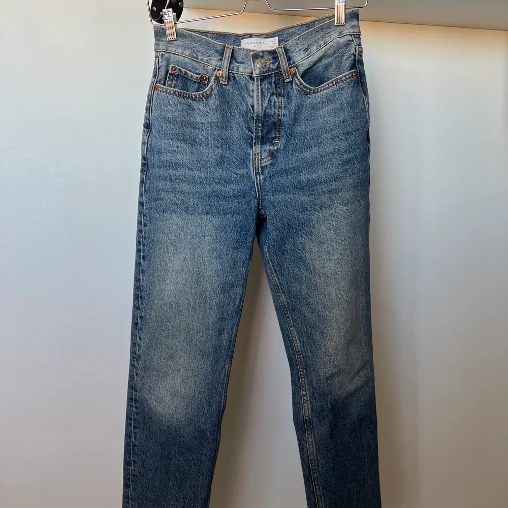 Dad jeans i superfin färg & form som tyvärr blivit för stora för mig🤍 Kom med prisförslag om du är intresserad!🌷. Jeans & Byxor.