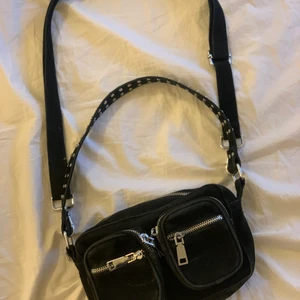 Noella Väska - Säljer min fina noella väska pågrund av inte min stil riktigt, super fin fint skick och väldigt trendig, lägg bud först till kvar!!❤️ nypris runt 700kr  DMa! Buda från 300kr