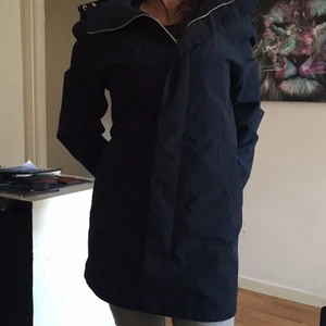 Dam Jacka - Storlek Small, Färg Marin Blå jackan använd endast ett fåtalgånger. Jackan är bra skick. Möts i Stockholm, kan även frakta.