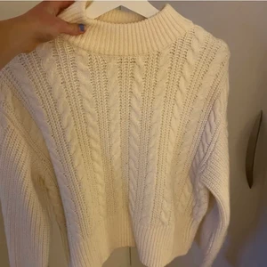 Vit kabelstickad tröja - Såå fin kabelstickad tröja från monki, som nyskick då den knappt är använd! Storlek S men passar xs-m också💕hör av dig vid frågor och sånt