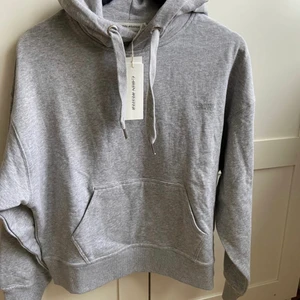 Helt ny Hoodie  strl xs  - Helt ny hoodie strl XS. Upplevs rymlig i storleken . Bud från 250. Tillkommer frakt spårbart 66kr 