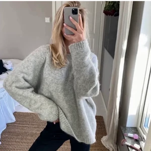 Le Ger tröja - Oanvänd stickad tröja från Le Ger med lappar kvar, storlek 36 men oversized. Säljer då den inte går att lämna tillbaks längre, nypris 825kr! (första bilden är lånad)