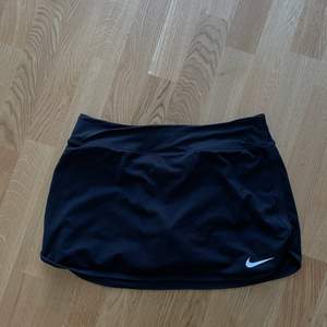Tenniskjol från Nike, storlek M. Köparen står för frakten 