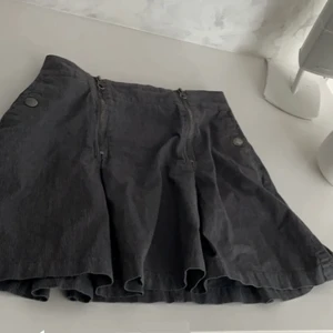 Kjol  - Kjol köpt här, inte mina bilder! Mycket fin och jätte bra skick men passar inte heelt på mig.