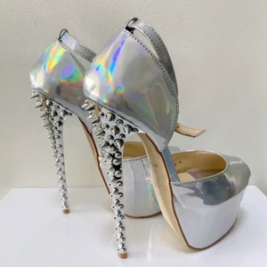 Klackskor med nitar - Klackskor som inte säljs längre. Oanvända!