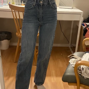 Jeans bershka - Jeans från bershka i storlek 32, jag är 159cm💗
