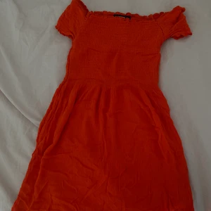 Klänning - Klänning i strl xs men passar S lika bra. Färgen är mycket mycket finare irl. 