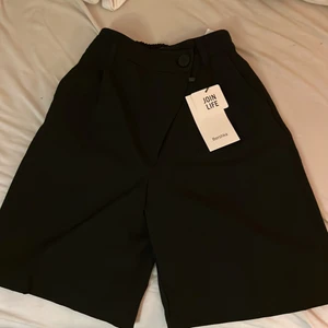 Svarta shorts  - Säljer ett par svarta bersås shorts pga att de kom fel beställning och passar inte mig.