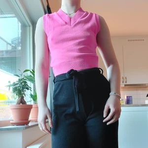 Rosa Collusionväst  - Väldigt fin och färgglad väst från Collusion i storlek 34. Endast använd en gång, därav i väldigt fint skick! Passformen är väldigt fin, kan vara något stickig i materialet om man har känslig hud. Kontakta mig gärna om du har några frågor!😊