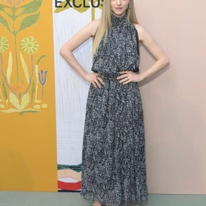 conscious exclusive H&M - Klänning från conscious exclusive 2018. Använd en gång på ett bröllop. Som ny! Storlek: 34. Passar även 36. Band i midjan att dra åt och knappar bak på halsringningen. 