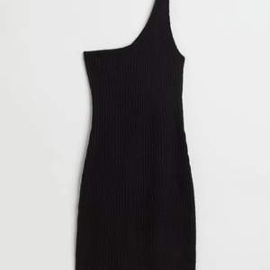 Jättefin svart stickad klänning från H&M💗Aldrig använd och prislapp sitter fortfarande kvar, originalpris 200 kr! Jätteskön och sitter bra på💗Skriv för mer bilder eller frågor