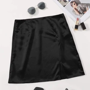 Satin kjol - (Lånad bild) Satinkjol med slits, jättefin men passade inte mig. Helt oanvänd💖