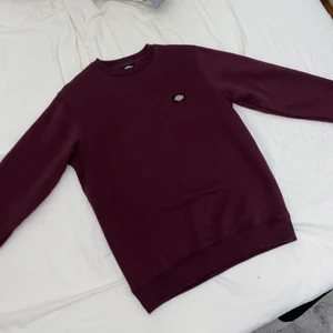 Helt ny, Dickis, superfin  - Helt i ny sick, Inga fläckar ingenting. Den ser gott som ny utt. Om du bor i stockholm så kan jag även erbjuda att leverera hem den till din dörr , köpte den själv för 500 spän och känner vara att det här inte riktigt min still så därför vill jag sälja den.