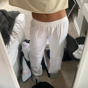 Linnebyxor - Jätte Snygga linnebyxor som knappt är använda. Lågmidjade som sitter snyggt. Storleken är S. Buda från 200kr (budet ligger på 350kr) köpt direkt för 400kr!❤️