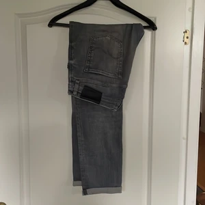 Slim fit/ glenn jeans , Jack&jones - Gråa slim fit jeans från Jack&Jones . Storlek 33/32