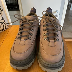 Eytys Angels - Säljer mina eytys angels då dem ej används, fint skick men några flaws därför billigt pris.