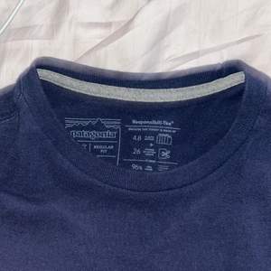 Säljer min mörkblå patagonia tshirt då den inte kommer till användning längre, använd fåtal gånger så jättebra skick! Köparen står för frakt!