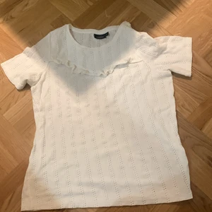 Vit topp ifrån Kappahl med volang - Storlek S, köpt för skolavslutning, använd 2 gånger , bra skick 