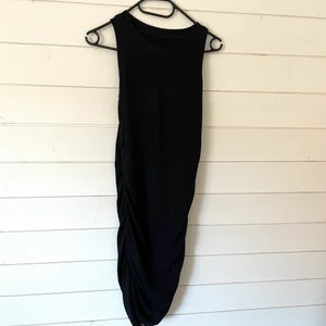 Långklänning - Jättefin klänning som är lite längre i modellen, går ungefär vid knäna men det går även att dra upp den snyggt om man vill ha den kortare! Skönt ribbat material, storlek S men stretchig så passar absolut M! På sidorna av klänningen är den lite insydd 