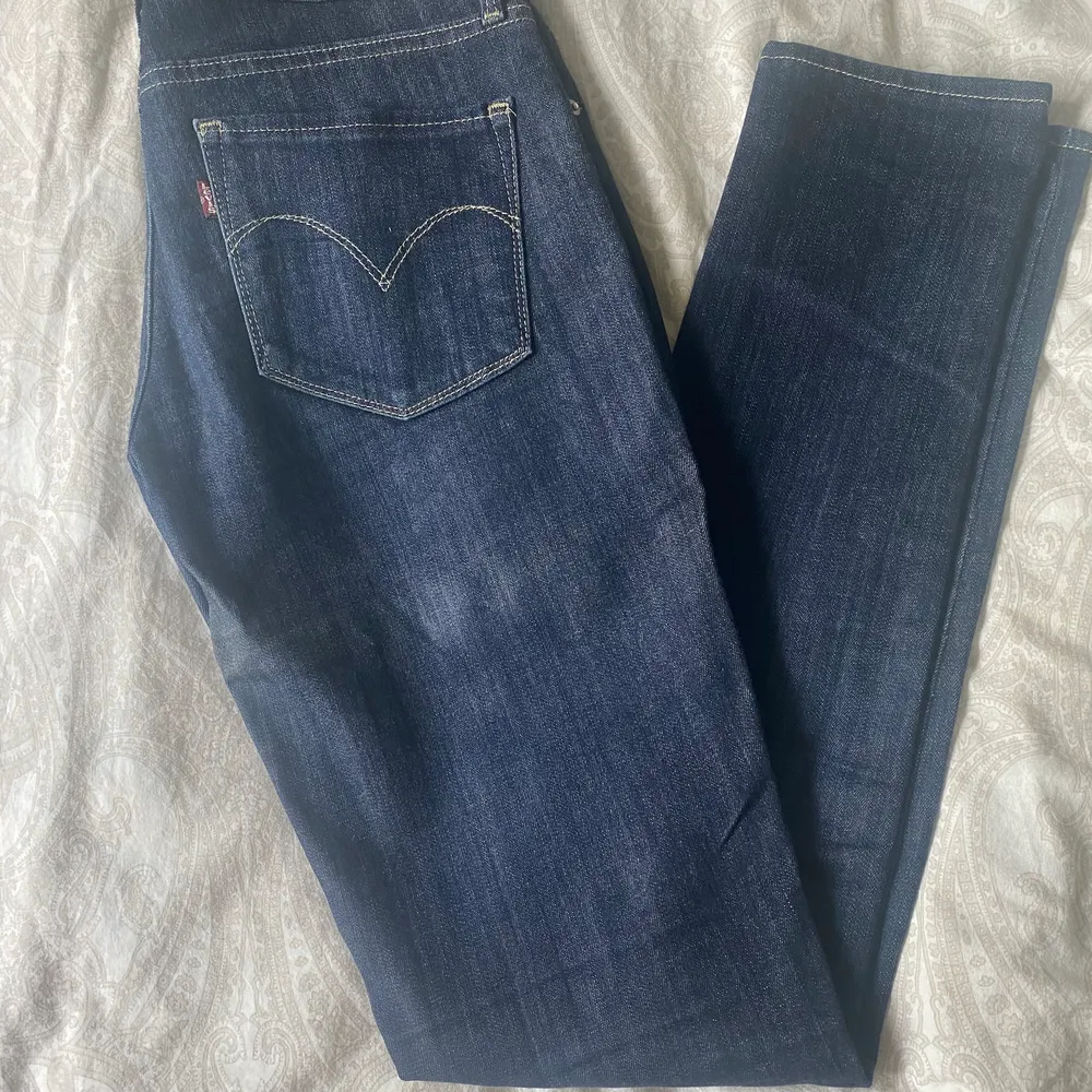 Levis jeans, tighta! Semi lågmidjade. 👖 Säljar pga för små ☹️ true to size. . Jeans & Byxor.