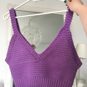 Virkad topp - Jag säljer en virkad topp som jag gjort själv. Säljer pga den var för stor för mig som är en XS/S så skulle nog passa bättre på en M. 100% ull och därav ganska stretchig.