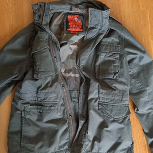 Superdry Jacka Large - Charmig superdry-jacka, ett par år gammal i bra skick. Pruta på!