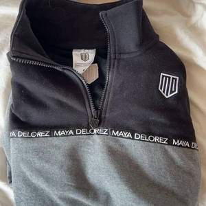 maya delorez ”hoodie” - säljer min maya delorez ”hoodie” i storlek M, endast använd en gång så säljer för 550:- + 66kr spårbar frakt. nypris ligger på 799:- ☺️💕🐴