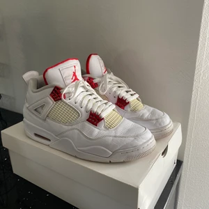 Jordan 4 metallic red - Jordan 4 metallic red, skick 8/10 - låda finns. Storlek 44,5 pris 3500kr