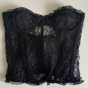 Korsett  - Så så vacker korsett topp från Nasty Gal. Aldrig använd, endast testad! Samma som på sista bilden fast i svart. Köpt för ungefär 400kr. 🔥💞 Säljer då den inte kommer till användning. 