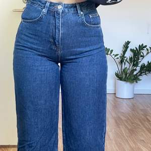 Mörkblå raka jeans från nakd i storlek 38. Något små i storleken, därför jag säljer. Knappt använda, därav väldigt bra skick! Skriv gärna för fler bilder eller frågor :) köparen står för frakten! 🫶🏼