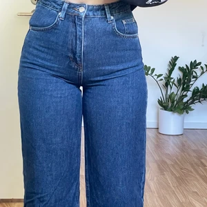 Jeans - Mörkblå raka jeans från nakd i storlek 38. Något små i storleken, därför jag säljer. Knappt använda, därav väldigt bra skick! Skriv gärna för fler bilder eller frågor :) köparen står för frakten! 🫶🏼